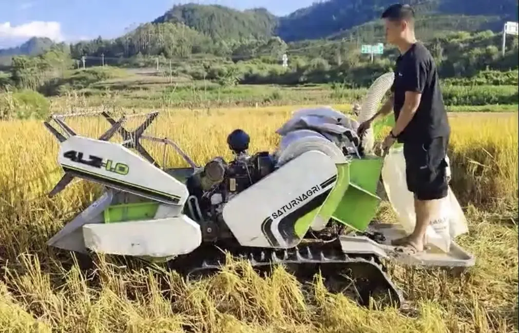 Small Rice and Wheat Combine Harvester