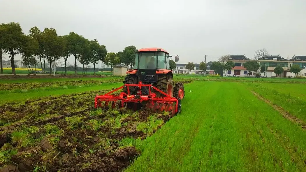 Plowing operations before sowing with disc harrow