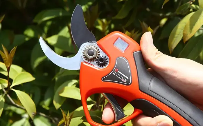 Electric pruning shears working