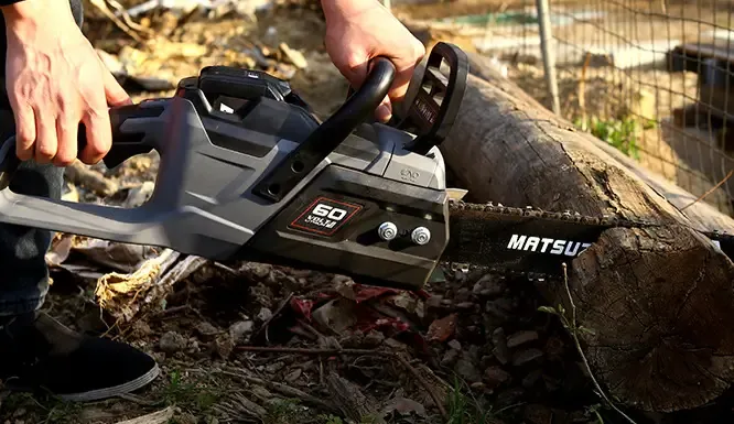 Professional lithium chainsaw, high hardness chain, easy to cut wood