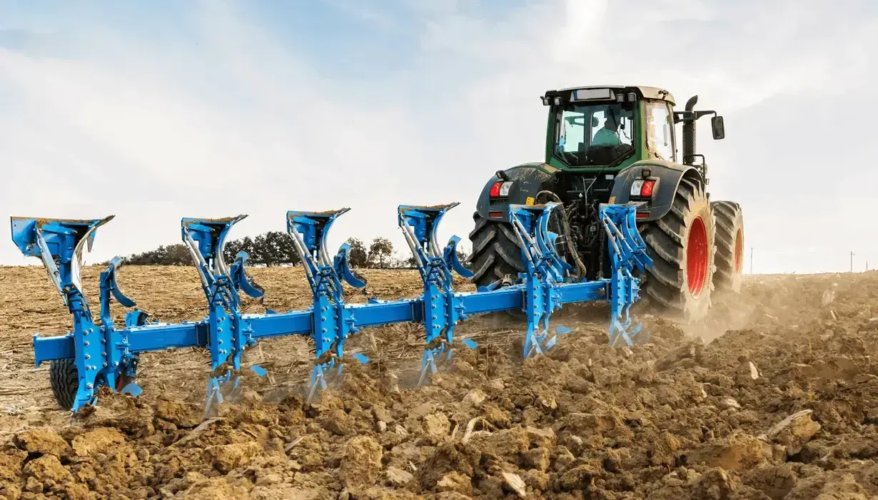 Mounted reversible plough working, reliable, robust and easy to pull